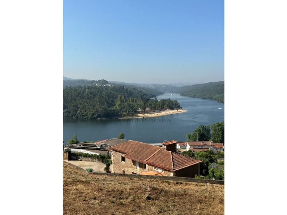 Helårsgrund i Melres e Medas, Porto - foto 1