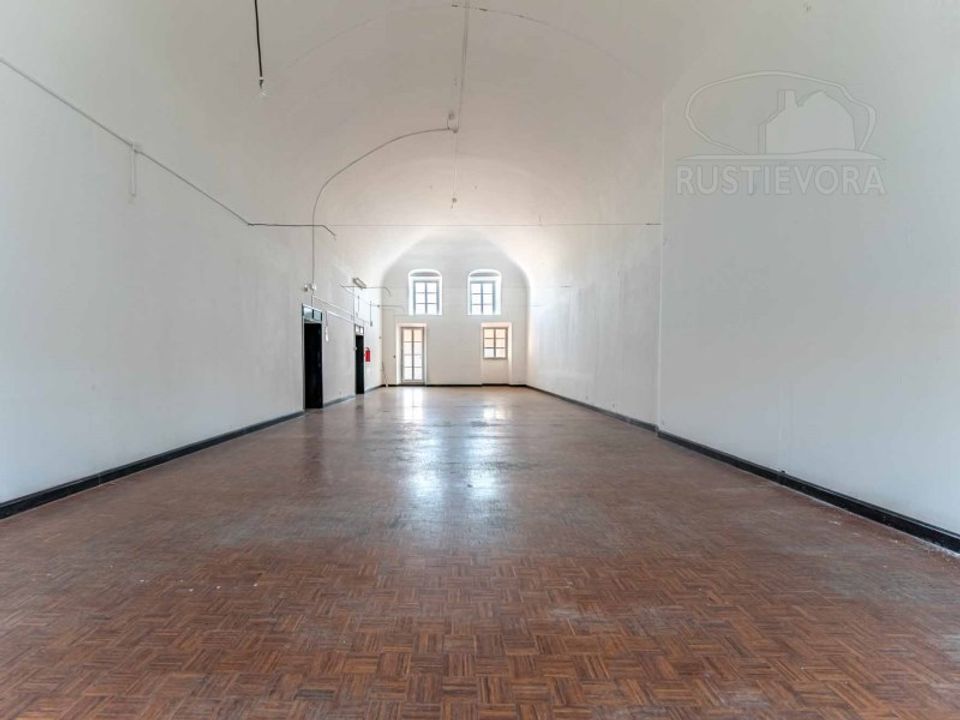 Commercial property in Evora, Evora - photo 1