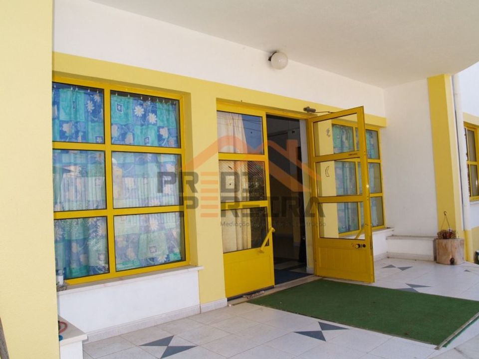 Villa - Rio de Mouro-Estacao, Lisbon - photo 1