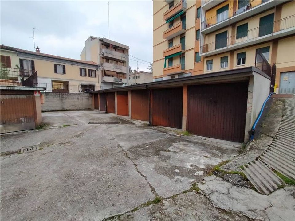 Garasje i Broni, Pavia - bilde 1