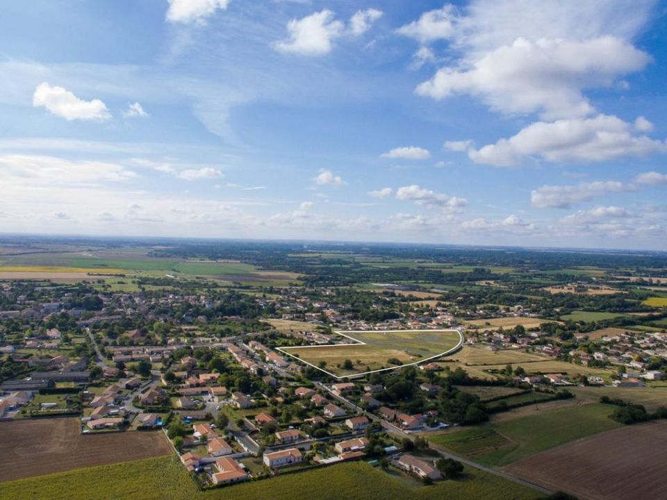 Terreno en Benet, Vendee - foto 1