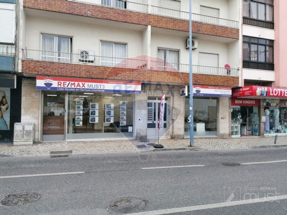 Erhvervsejendom i Amadora, Lisbon - foto 1