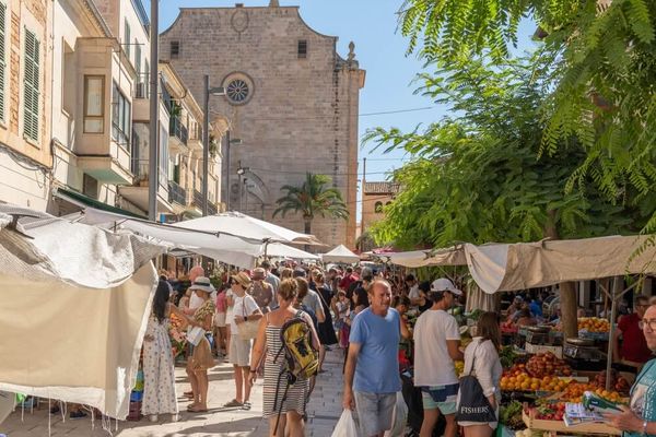 weekly market in the Mallorcan town of Santanyi.jpg